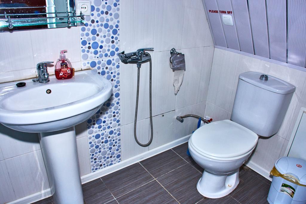 California Guest House Гори Экстерьер фото